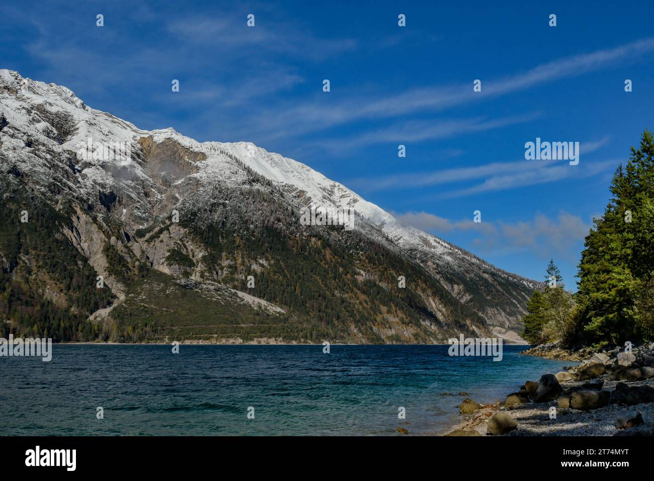 Alta montagna, neve del lago e vento freddo Foto Stock