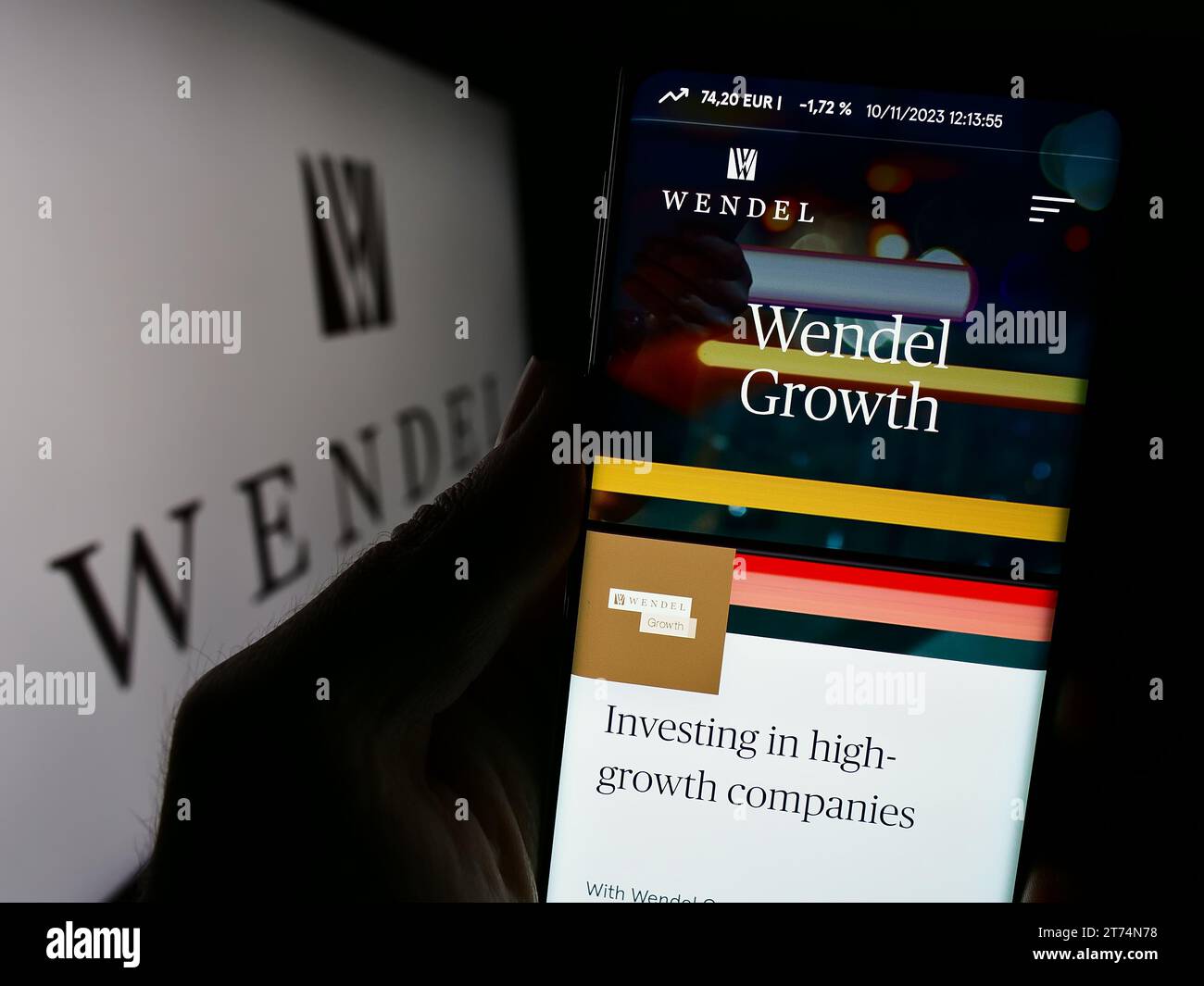 Persona che possiede uno smartphone con una pagina Web della società di investimento francese Wendel se davanti al logo aziendale. Concentrarsi sul centro del display del telefono. Foto Stock