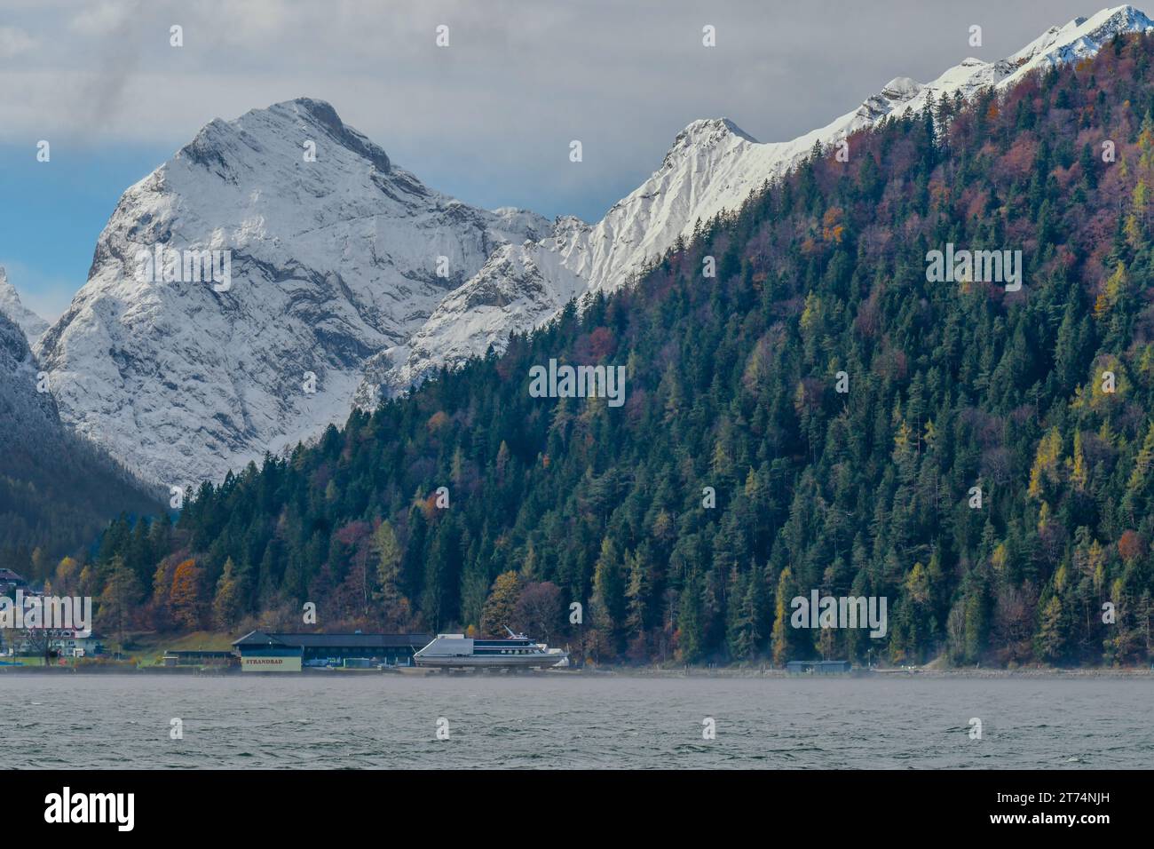 Alta montagna, neve del lago e vento freddo Foto Stock