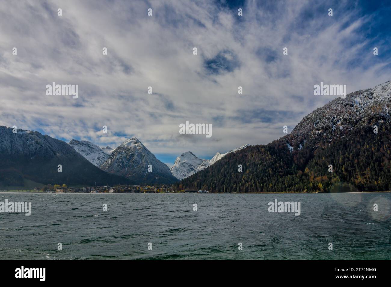 Alta montagna, neve del lago e vento freddo Foto Stock