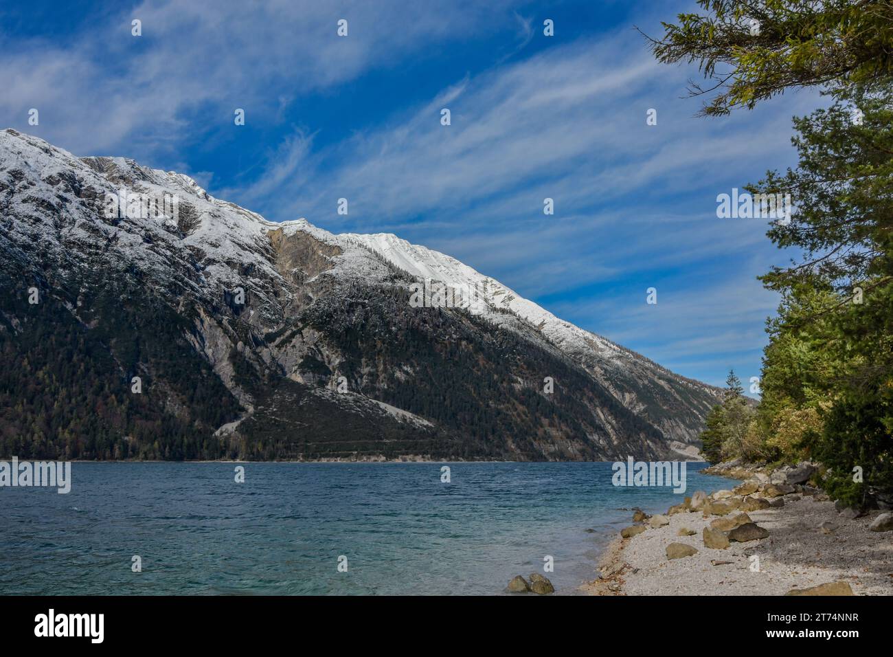 Alta montagna, neve del lago e vento freddo Foto Stock