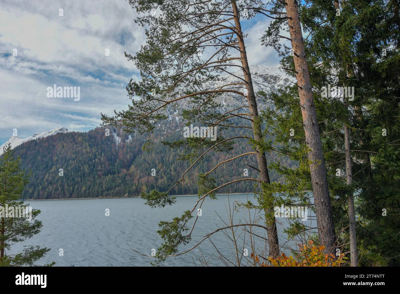 Alta montagna, neve del lago e vento freddo Foto Stock