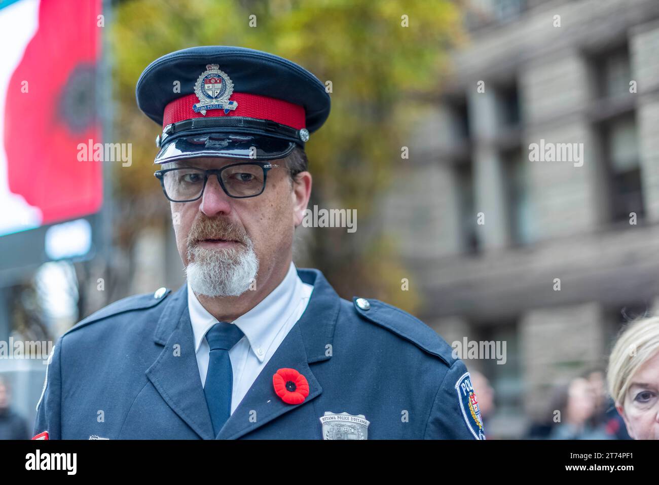 Ufficiale di polizia di Ottawa alla cerimonia del giorno della memoria di Toronto presso l'Old City Hall nel centro di Toronto. Foto Stock