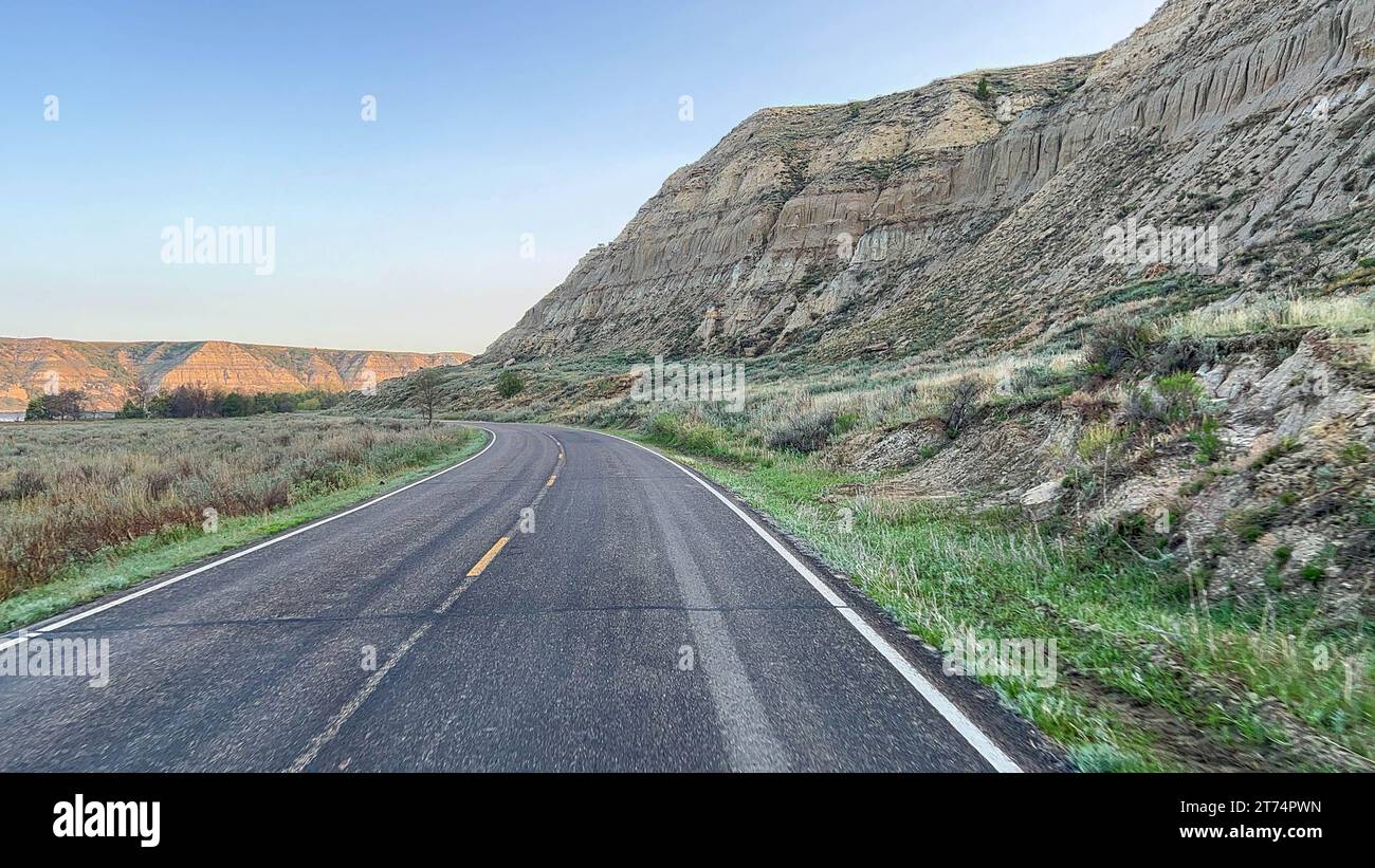 Guida attraverso le colline calcaree e le montagne con Wild Bison sulla strada nel Theodore Roosevelt National Park nel North Dakota. Foto Stock