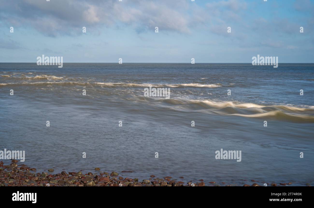 L'acqua di mare che si allaga dalle paludi salate mentre la marea esce a Porlock Marshes, Porlock, Somerset, Inghilterra Regno Unito Foto Stock