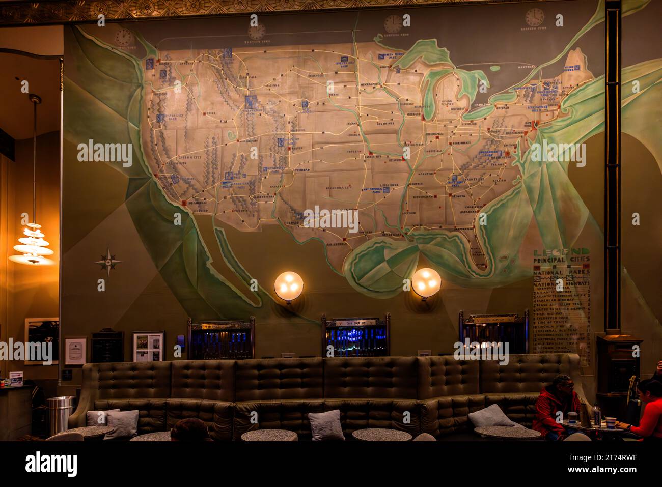 Un grande murale raffigurante una mappa stradale stilizzata degli Stati Uniti decora la lobby del Chicago Motor Club Building a Chicago, Illinois, Stati Uniti. Costruito nel 1928 dagli architetti Holabird & Root, l'edificio Art Deco ha funto da sede del Chicago Motor Club, che ha organizzato la prima Elgin National Road Race nel 1909 e ha contribuito a pionieristicamente a sviluppare il concetto di pattuglie di sicurezza scolastica nel 1920. Nel 1978, l'edificio è stato incluso nel National Register of Historic Places come parte del Michigan–Wacker Historic District e oggi funge da hotel. Foto Stock