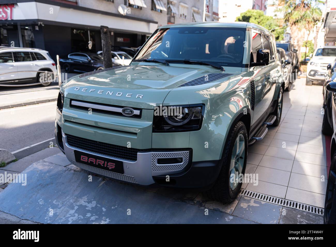 ISTANBUL, TURCHIA - 21 SETTEMBRE 2023: Land Rover Defender nello showroom. I potenti veicoli off-Road, polivalenti e costruiti in Gran Bretagna hanno avuto voce in capitolo Foto Stock