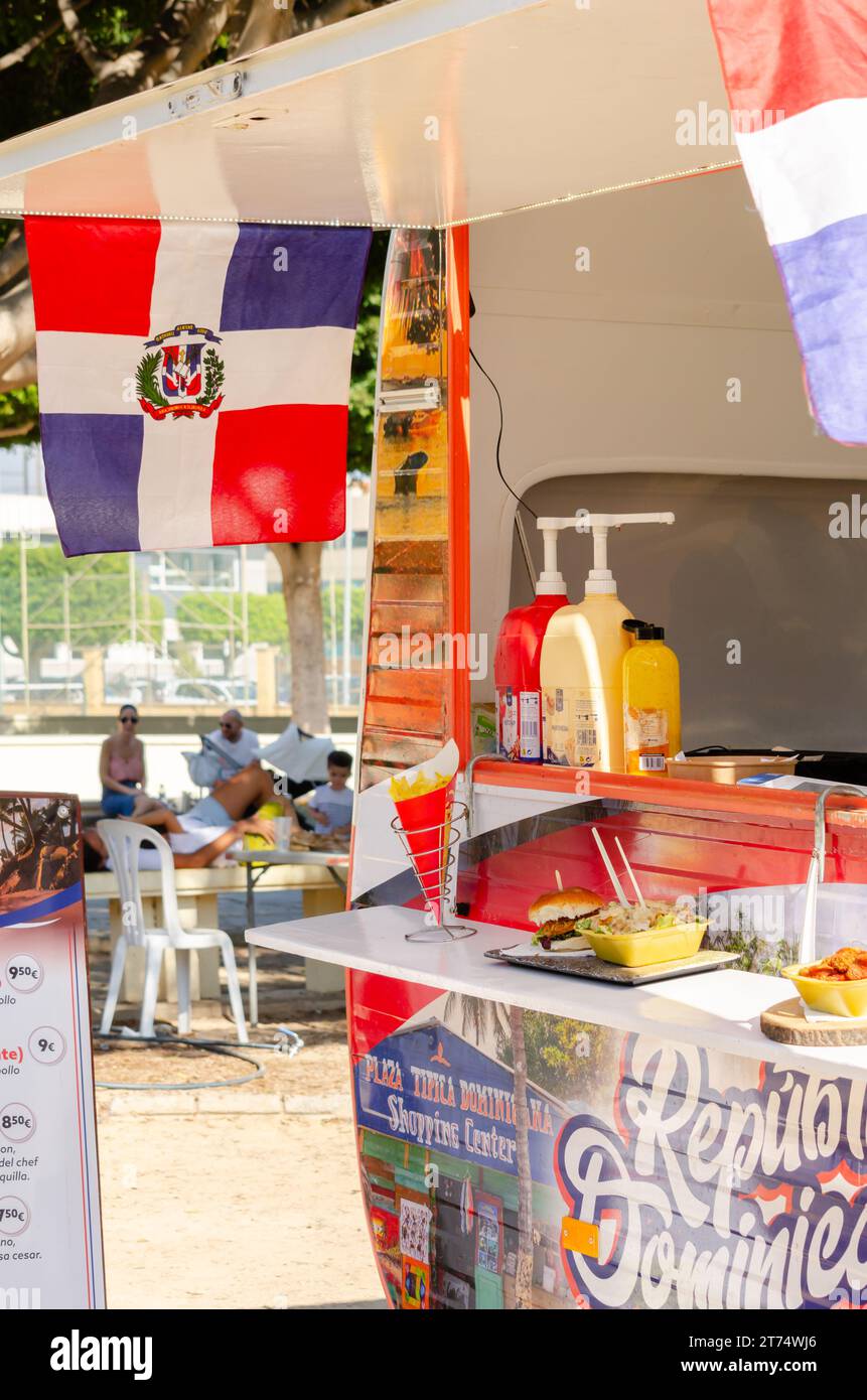 EL EJIDO, SPAGNA - 12 OTTOBRE 2023 evento gastronomico con la partecipazione di Food Trucks organizzato dal Dipartimento culturale della città di El Ejido Co Foto Stock