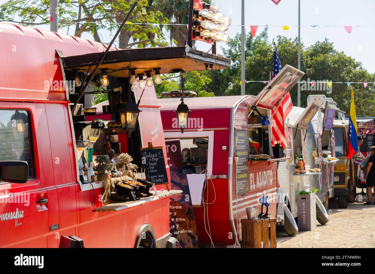 EL EJIDO, SPAGNA - 12 OTTOBRE 2023 evento gastronomico con la partecipazione di Food Trucks organizzato dal Dipartimento culturale della città di El Ejido Co Foto Stock