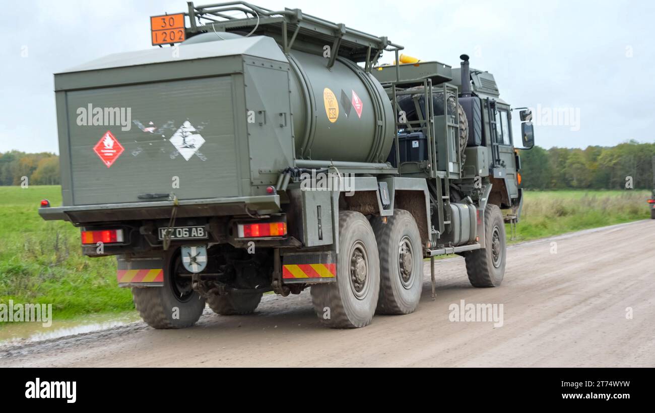 Esercito britannico M.A.N. HX58 unità di sostegno nave cisterna in azione su un esercizio militare Foto Stock