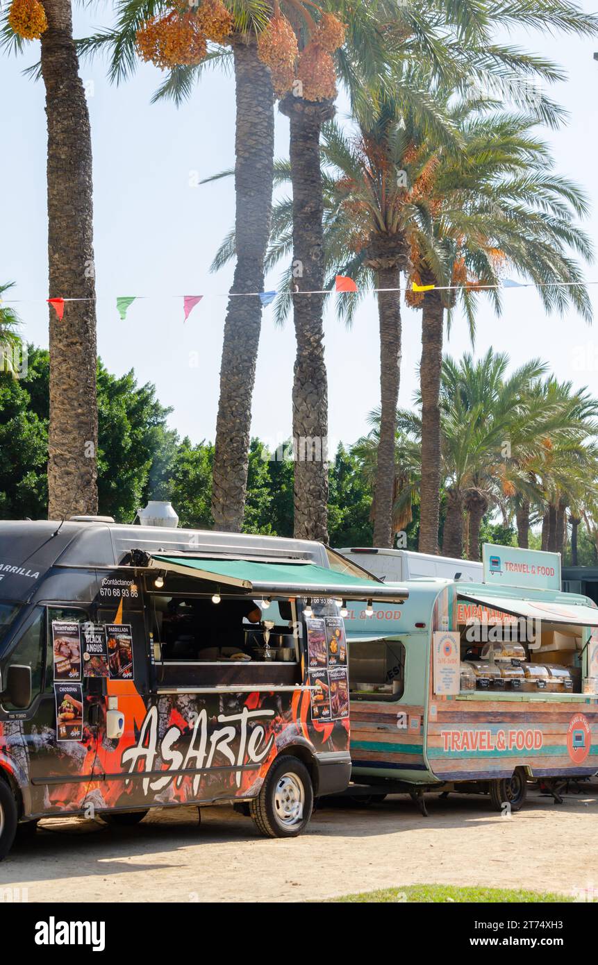 EL EJIDO, SPAGNA - 12 OTTOBRE 2023 evento gastronomico con la partecipazione di Food Trucks organizzato dal Dipartimento culturale della città di El Ejido Co Foto Stock