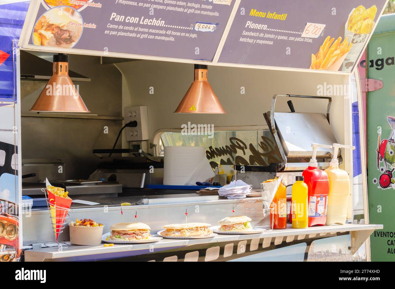 EL EJIDO, SPAGNA - 12 OTTOBRE 2023 evento gastronomico con la partecipazione di Food Trucks organizzato dal Dipartimento culturale della città di El Ejido Co Foto Stock