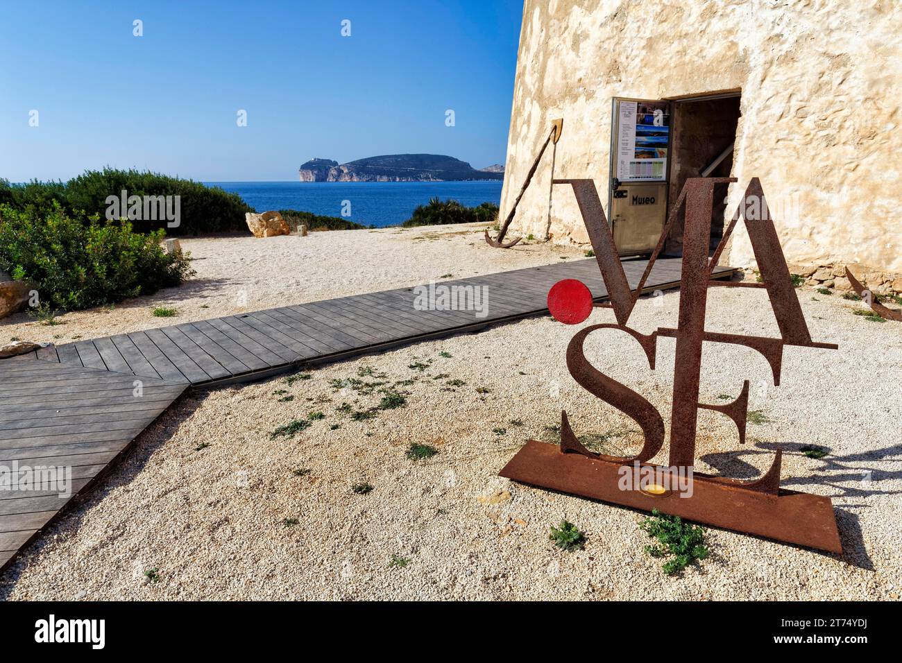Cartello all'ingresso del museo MASE, Antoine De Saint-Exupery, scrittore francese, Torre di Porto Conte che si affaccia sulla baia, Alghero, costa occidentale Foto Stock
