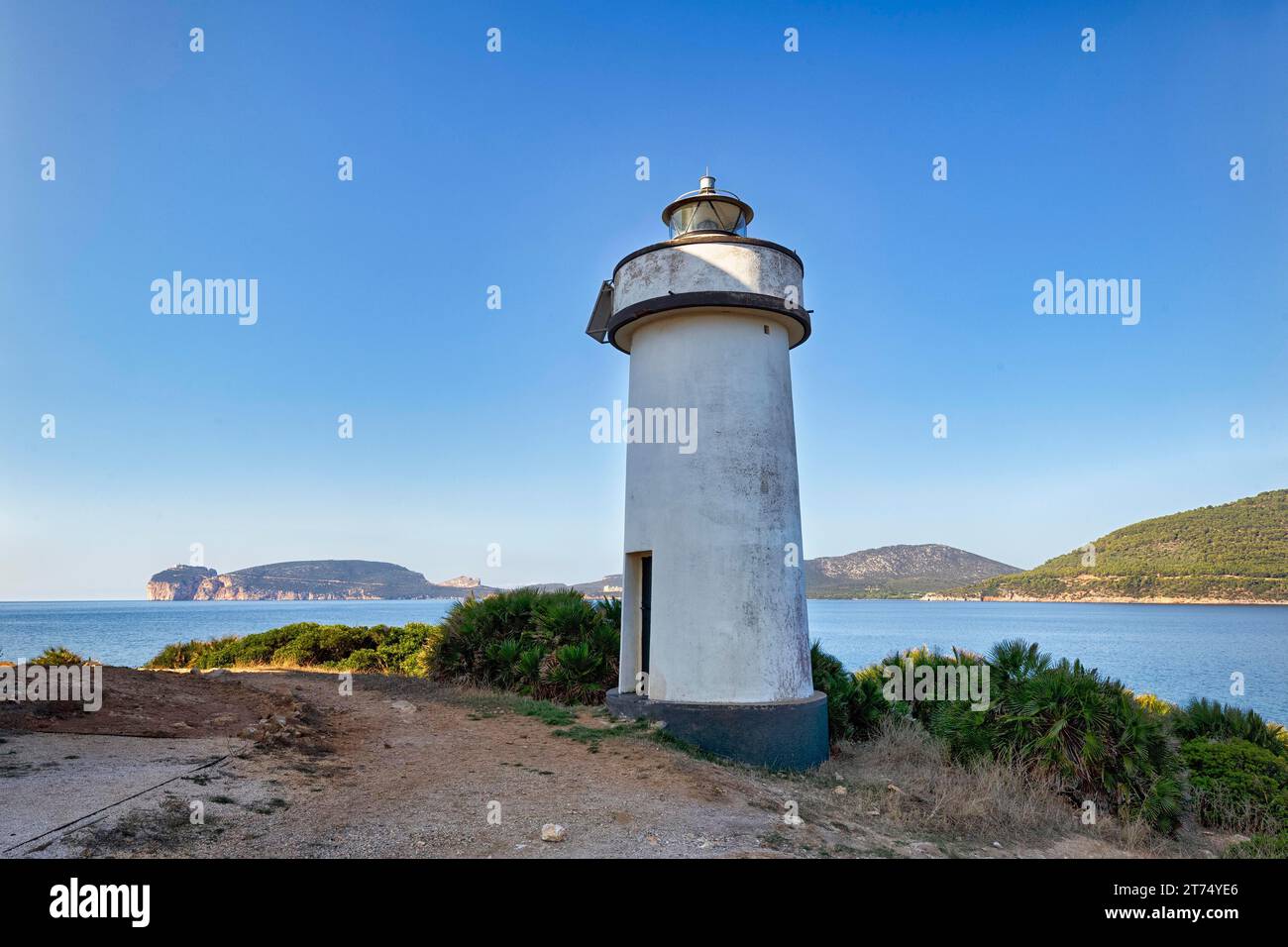 Faro di Porto Conte con vista sul promontorio di Capo caccia, Alghero, costa occidentale, Sardegna, Italia Foto Stock