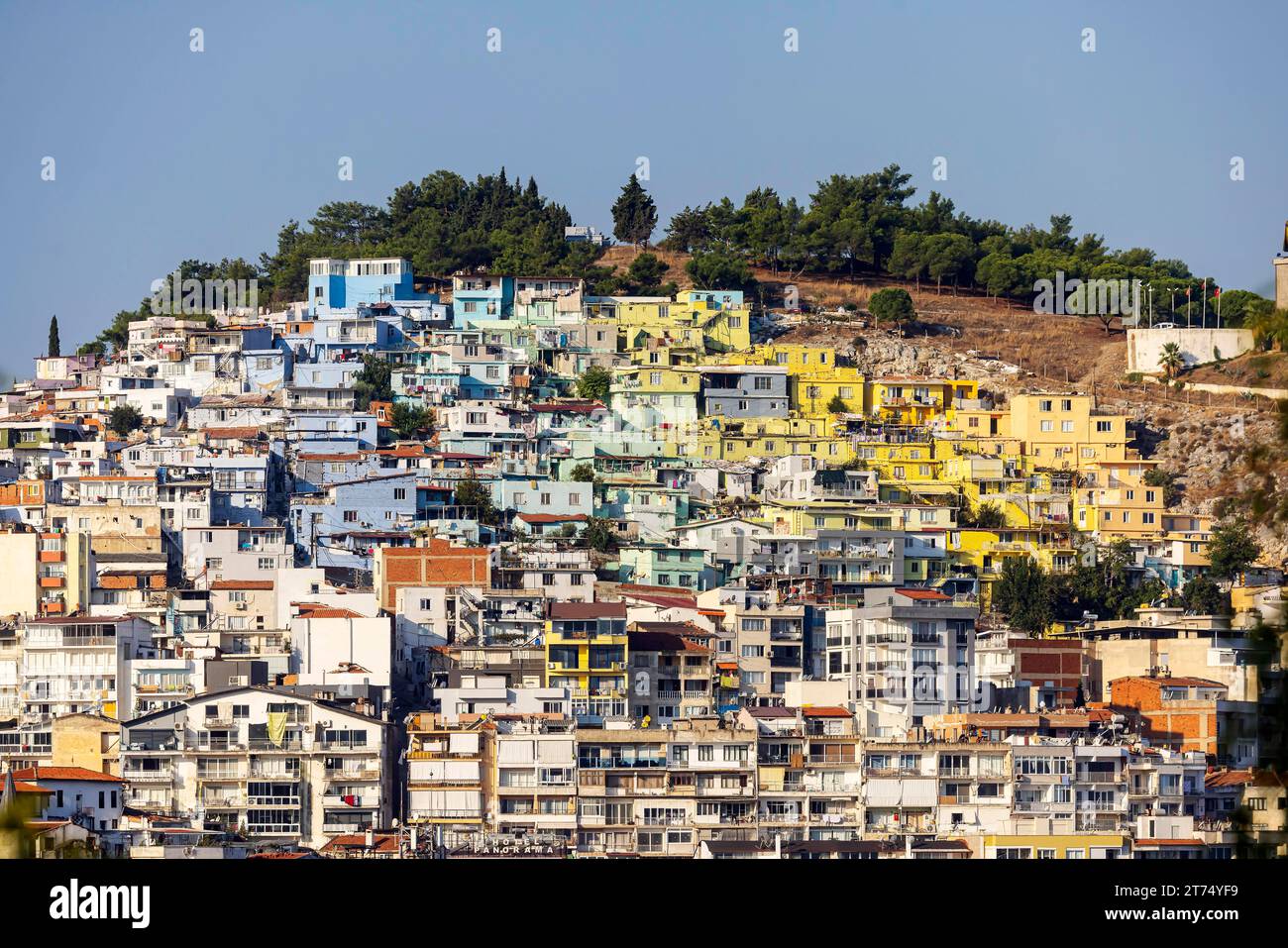 Vista della collina di Sevda, Sevda Tepesi, la collina caratterizza il paesaggio urbano della città turistica di Kusadasi. Le case sulla collina sono strette e. Foto Stock
