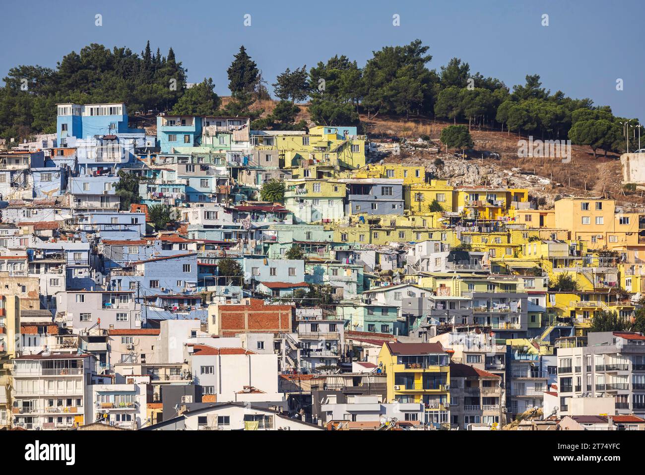 Vista della collina di Sevda, Sevda Tepesi, la collina caratterizza il paesaggio urbano della città turistica di Kusadasi. Le case sulla collina sono strette e. Foto Stock