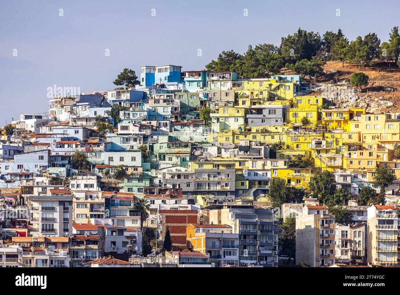 Vista della collina di Sevda, Sevda Tepesi, la collina caratterizza il paesaggio urbano della città turistica di Kusadasi. Le case sulla collina sono strette e. Foto Stock