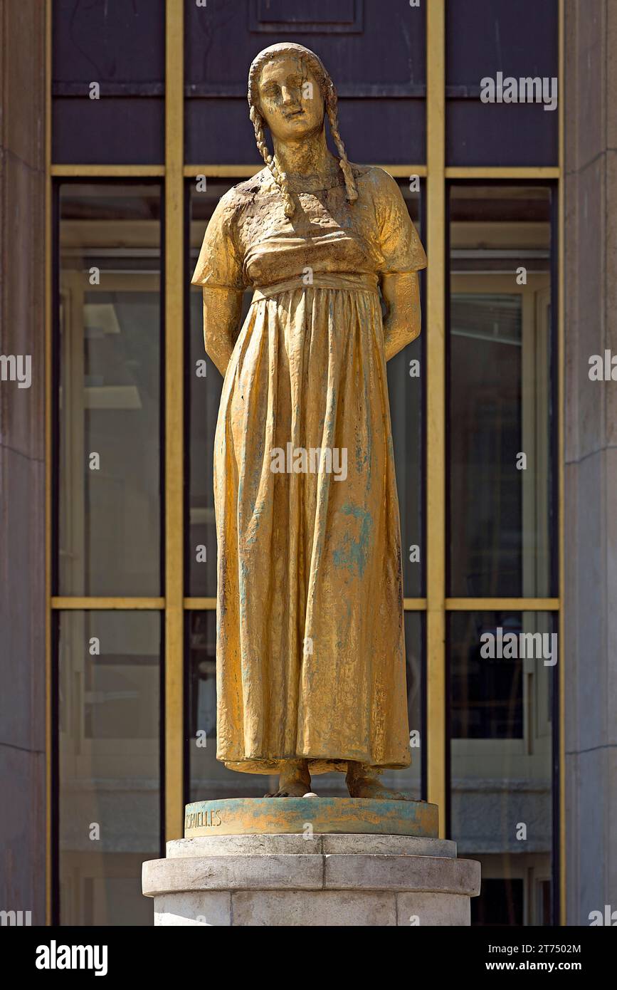 Statua femminile d'oro di Felix Alexandre Desruelles, 1865-1943, scultrice francese, Trocadero, Parigi, Francia Foto Stock