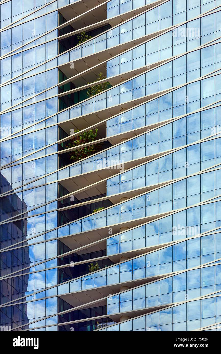 Vista dettagliata della facciata di un ufficio a la Defence, moderno e alto quartiere, il più grande d'Europa, Parigi, Francia Foto Stock