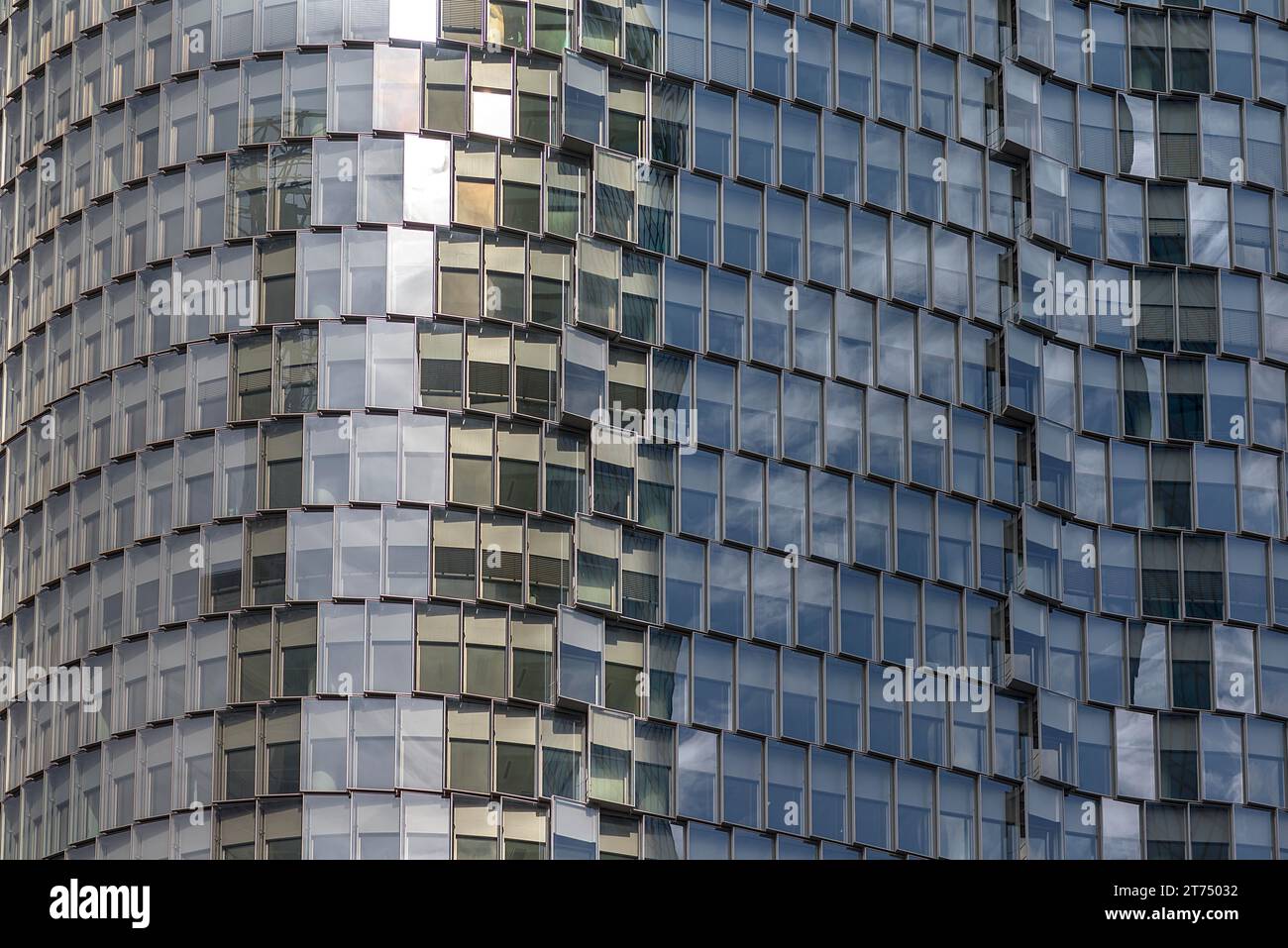 Vista dettagliata della facciata di un ufficio a la Defence, moderno e alto quartiere, il più grande d'Europa, Parigi, Francia Foto Stock