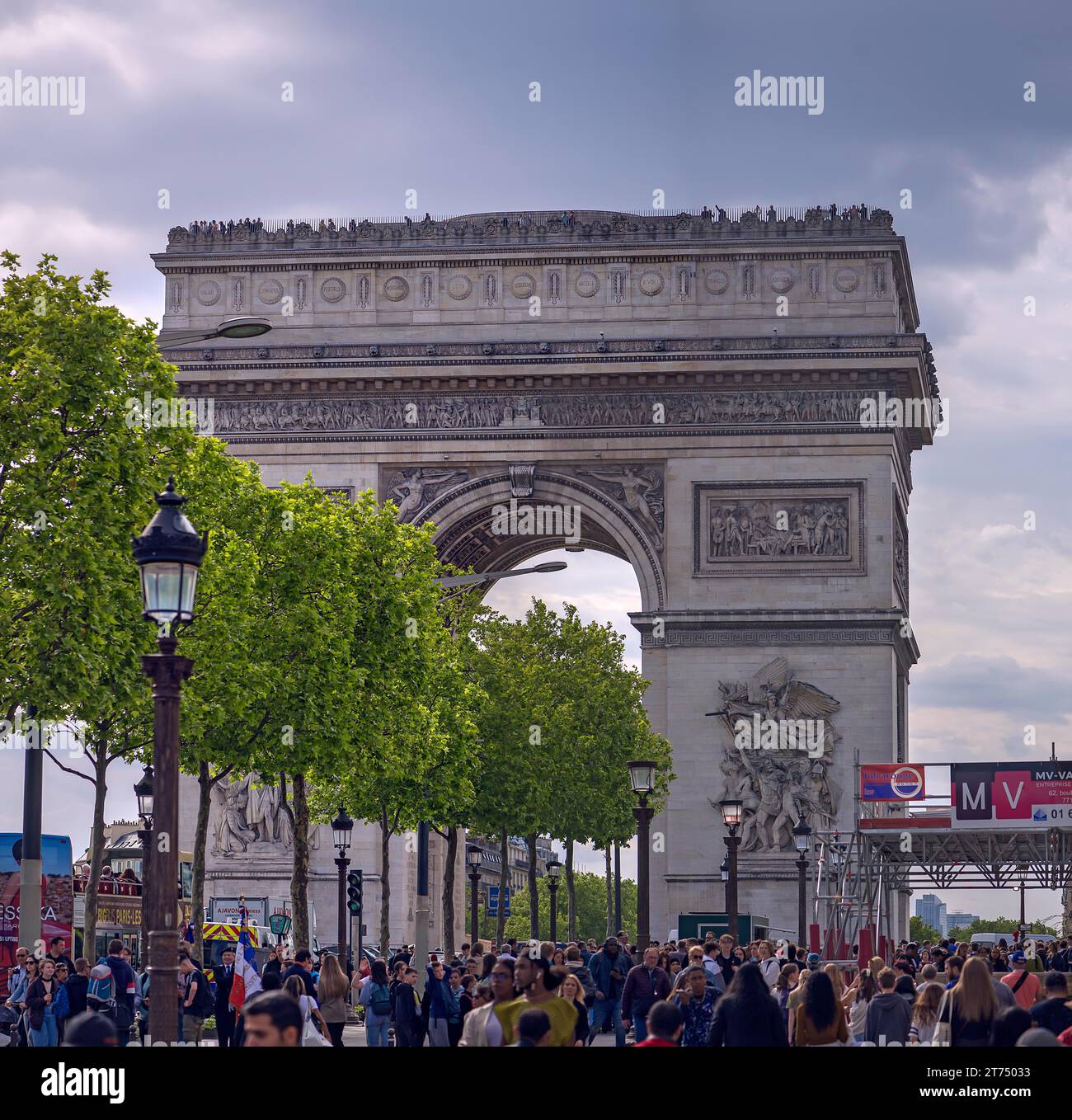 Vista dell'Arco di Trionfo dagli Champs Elysees, Parigi, Francia Foto Stock