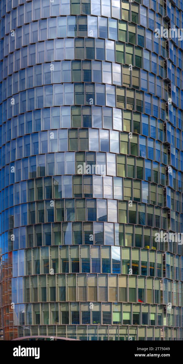 Vista dettagliata della facciata di un ufficio a la Defence, moderno e alto quartiere, il più grande d'Europa, Parigi, Francia Foto Stock