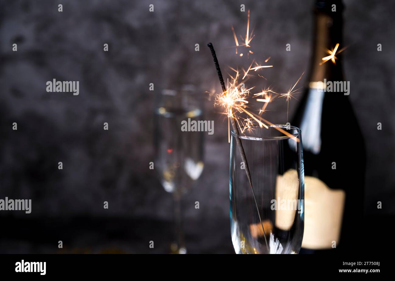 Bicchiere di vino trasparente sparkler bruciato Foto Stock