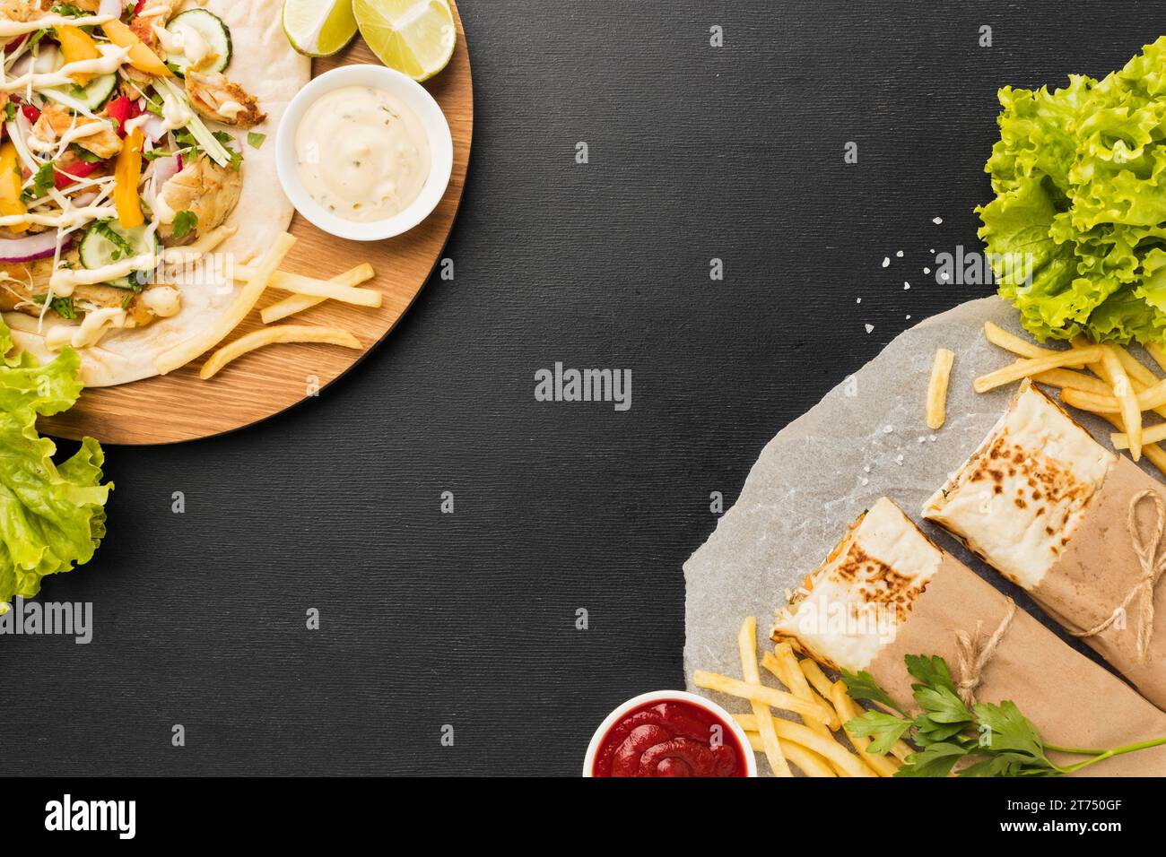 Vista dall'alto delizioso kebab con insalata di patatine fritte Foto Stock