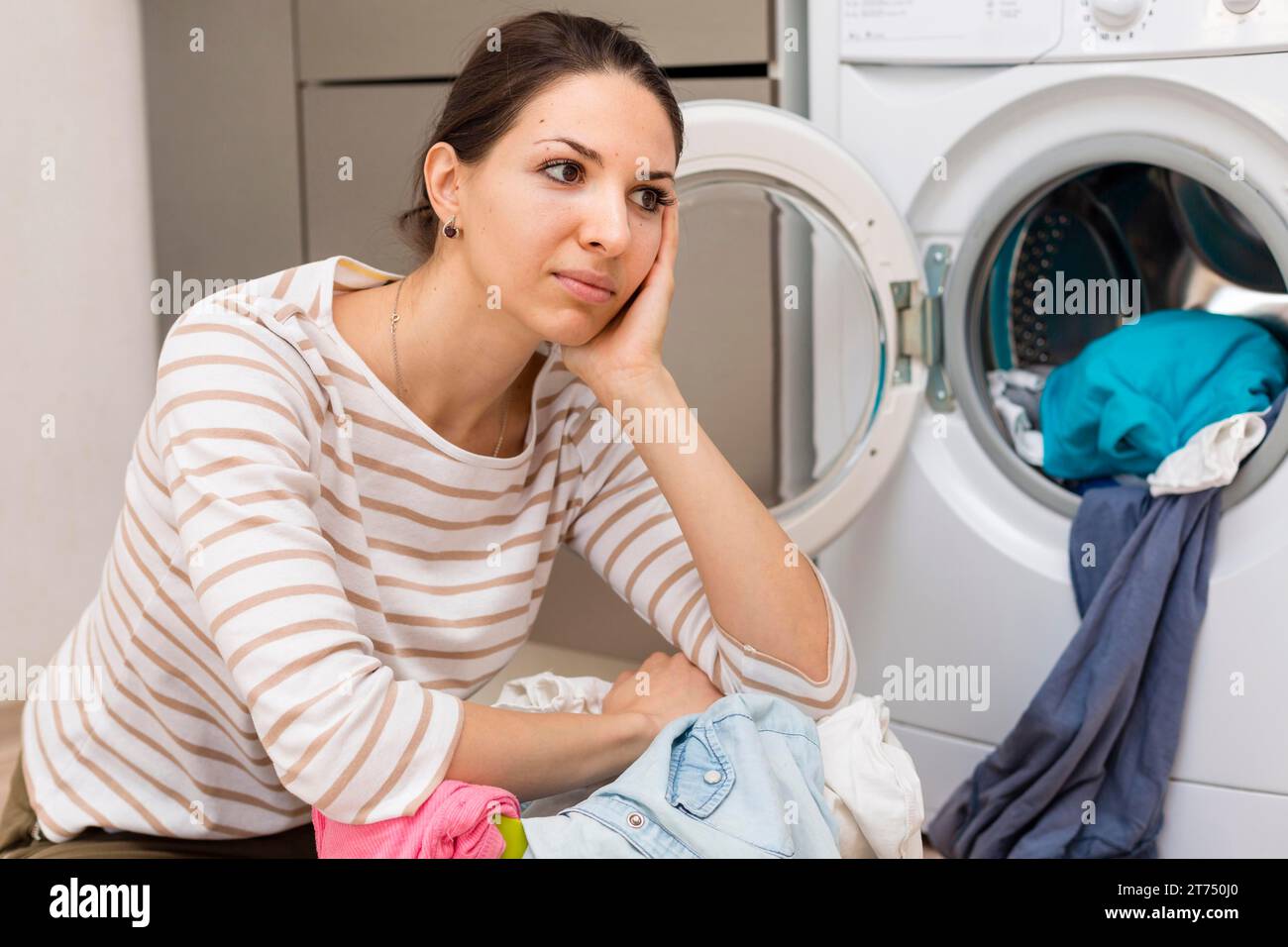 Stanco della donna facendo servizio lavanderia Foto Stock