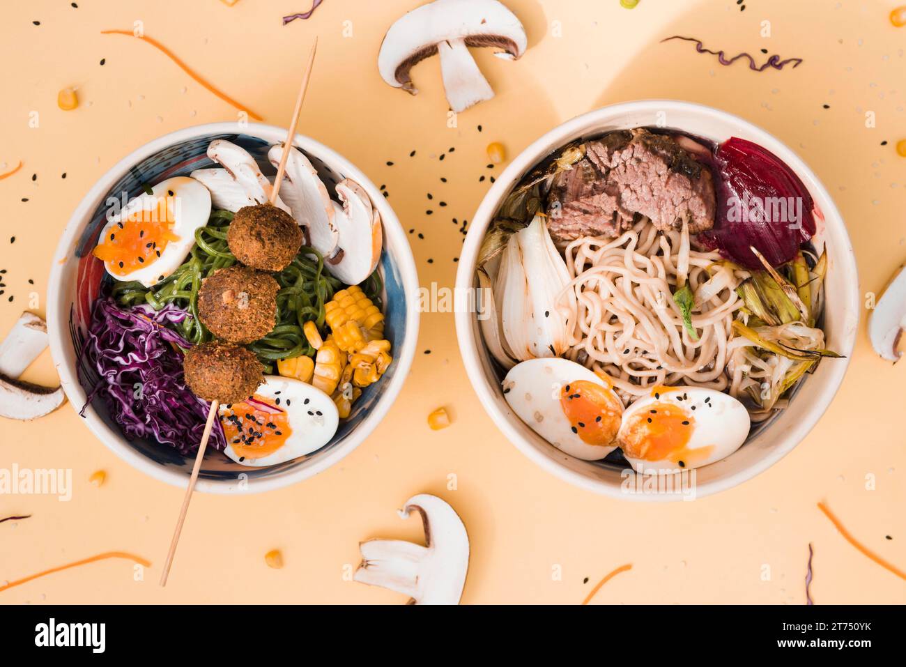 Ciotole di cibo in stile asiatico con sfondo colorato Foto Stock