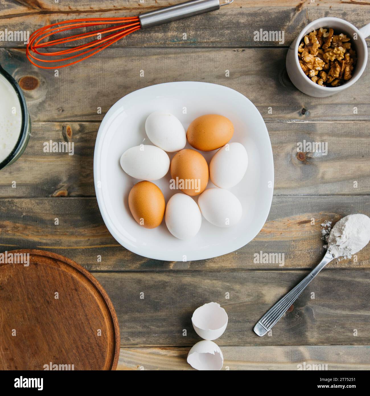 Vista rialzata, farina di uova in noce con sfondo in legno a frusta Foto Stock