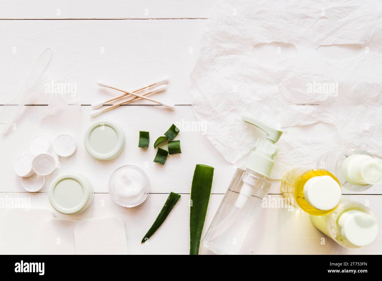 Foglio di carta maschera viso tamponi di cotone idratante aloevera tavola di legno bianco Foto Stock