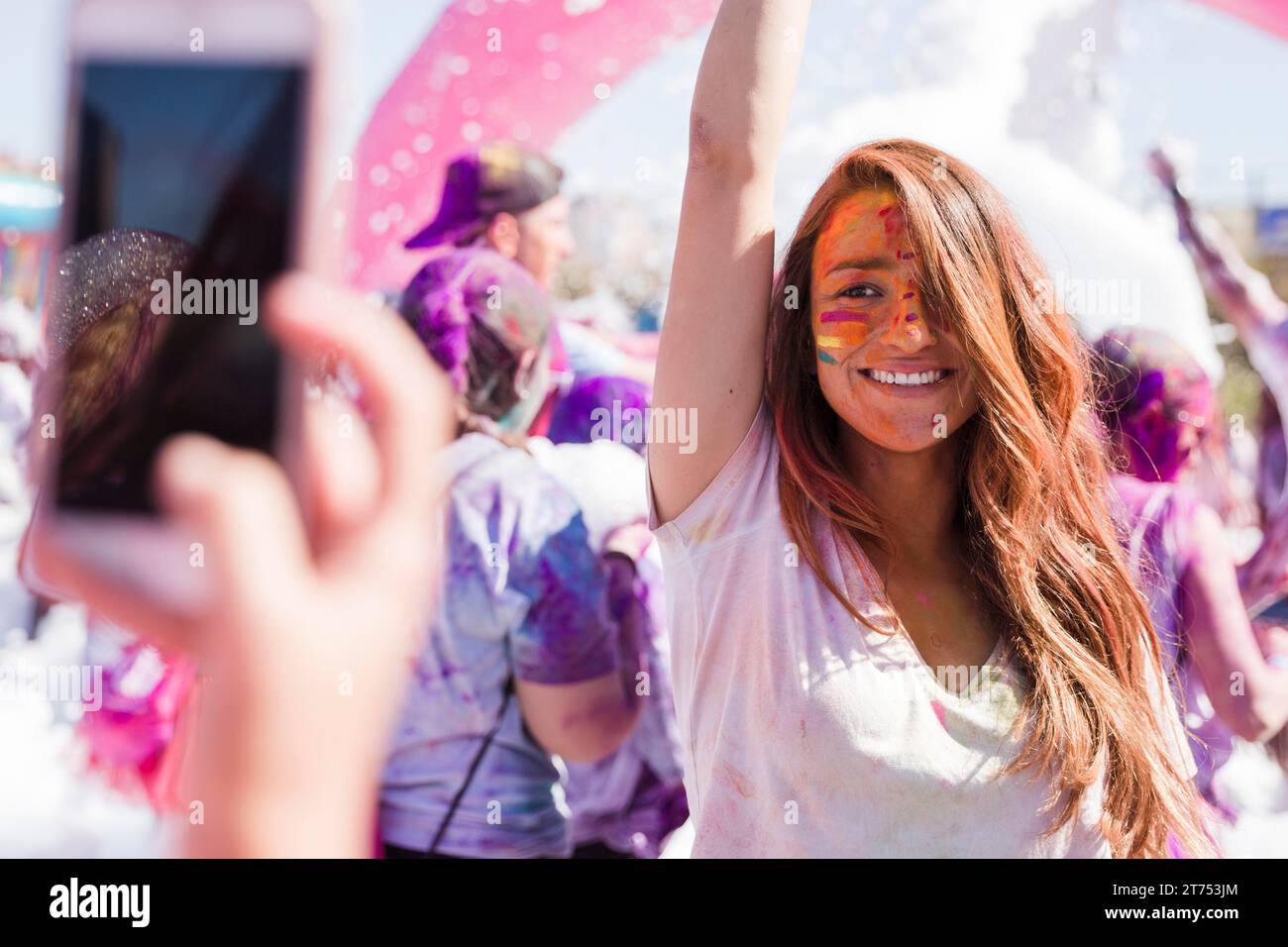 Persona che scatta selfie con il suo sorridente cellulare amico durante holi Foto Stock