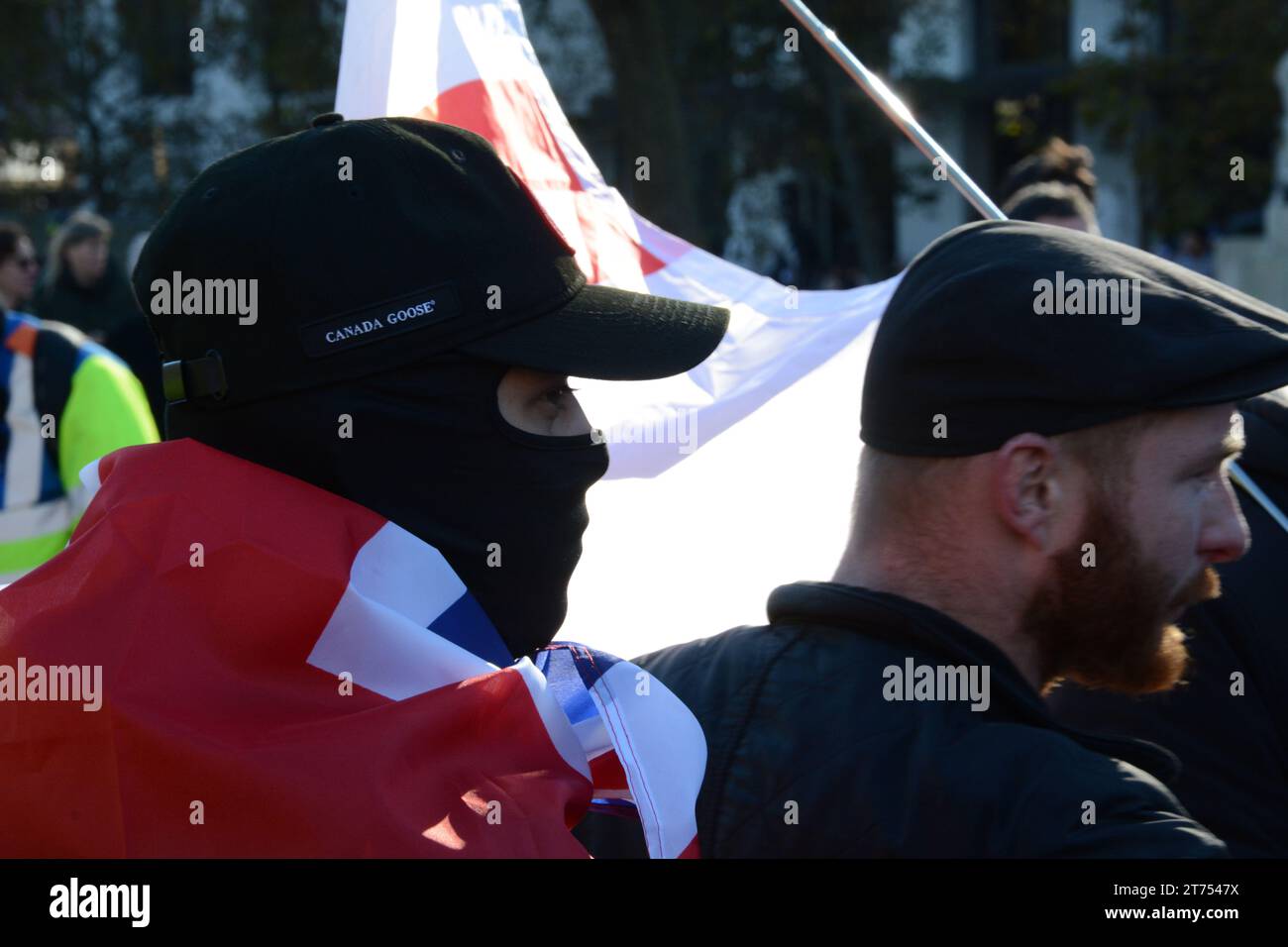 Contro i manifestanti, possibilmente dall'estrema destra, manifestano nei pressi del Wellington Memorial Armistice Day 11 novembre 2023 prima della marcia per il cessate il fuoco. Foto Stock