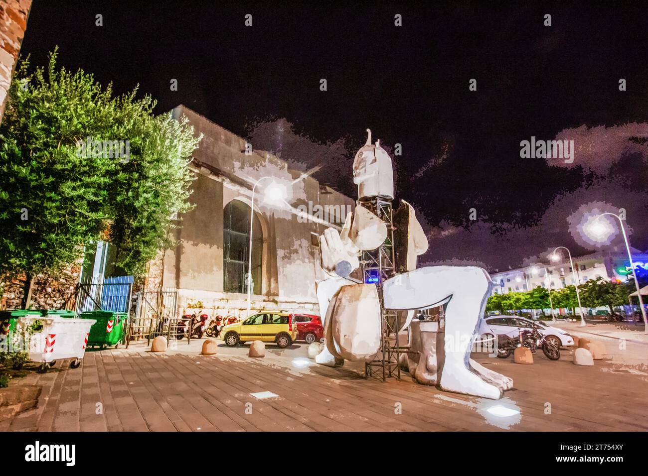 Una grande statua moderna (monumento) nel centro di Genova di notte accanto al porto di Genova Foto Stock