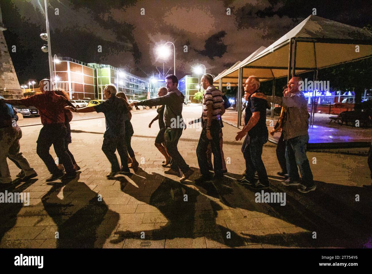 22-09-2015, Genova, Itay. Danze allegri a Genova di notte con musica dal vivo (fisarmonica e) diverse coppie che ballano e si divertono con musica dal vivo Foto Stock