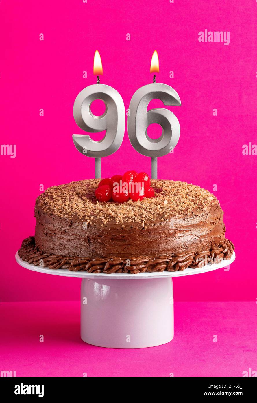 Biglietto di compleanno con numero di candela 96 - torta di cioccolato su sfondo rosa Foto Stock