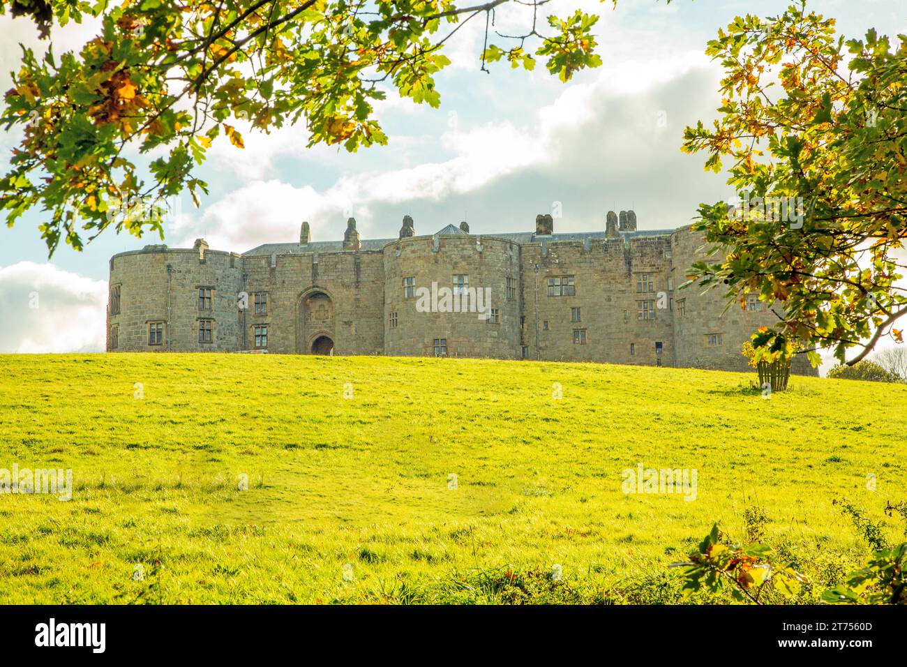 Castello di Chirk nei terreni e nel parco della tenuta del National Trust Chirk Castle nel sole autunnale a Chirk nel Galles del Nord Foto Stock