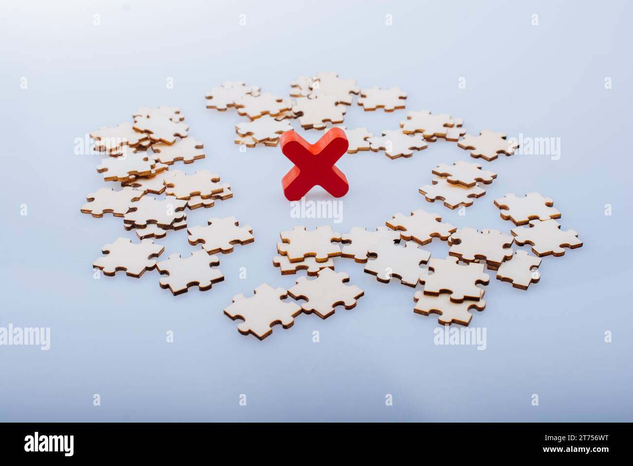 I pezzi di puzzle intorno a x come soluzione del problema il concetto di business Foto Stock