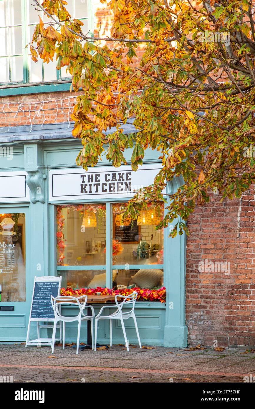 Piccola caffetteria indipendente e caffetteria la cucina per torte nella città gallese di Chirk Galles Foto Stock