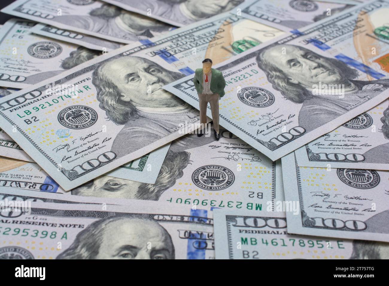 Un centinaio di dollari banconote americane e uomo figurina Foto Stock