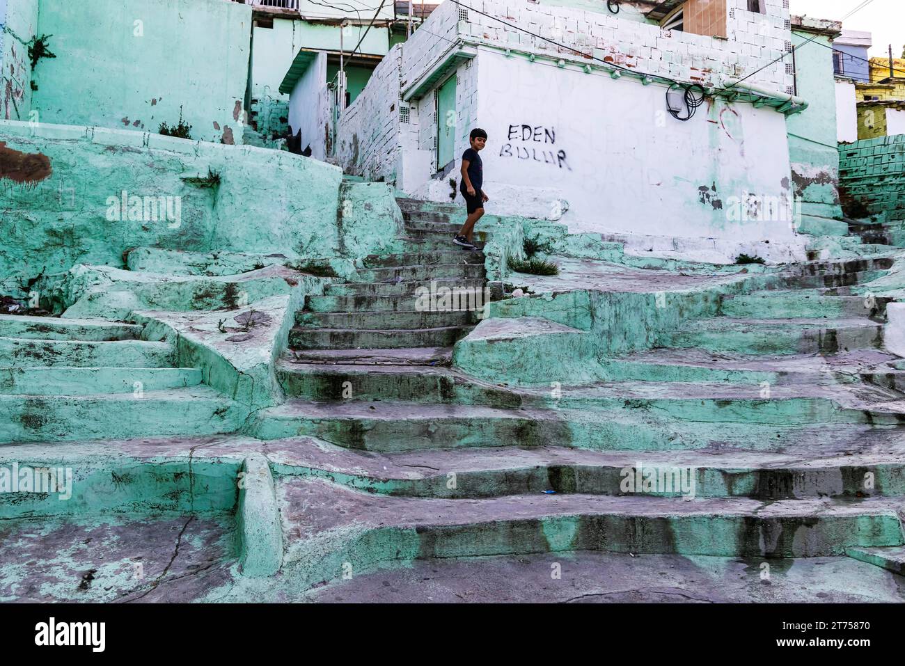 Sevda Hill, Sevda Tepesi, una collina caratterizza il paesaggio urbano di Kusadasi. Le case sulla collina sono strette e dipinte con colori luminosi. Le scale per Foto Stock