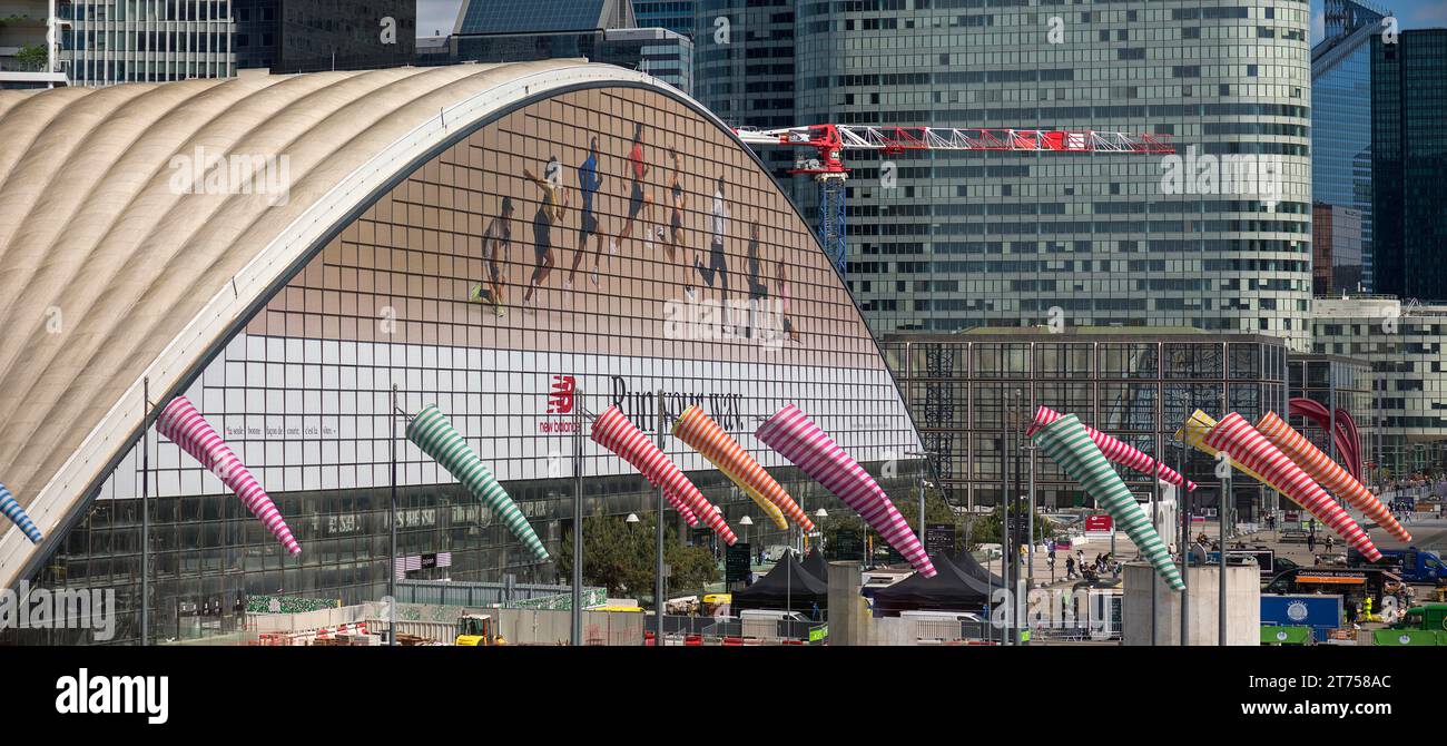 Alto edificio con calze a vento colorate e ondulate, la Defence, il più grande e alto quartiere degli uffici d'Europa, Parigi, Francia Foto Stock