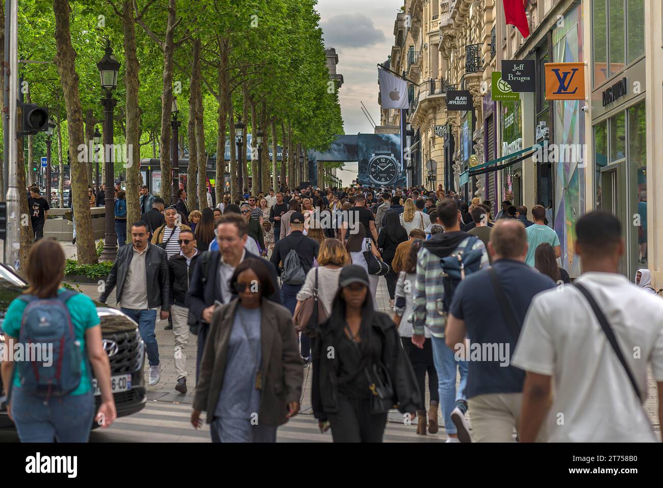 Turisti sugli Champs Elysees, Parigi, Francia Foto Stock