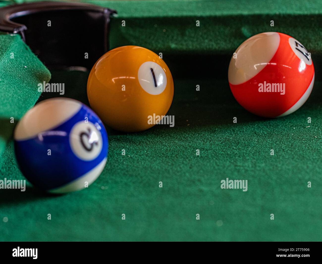 Tavolo da biliardo con colorate palline da biliardo, pronto per un'emozionante partita di sport Foto Stock