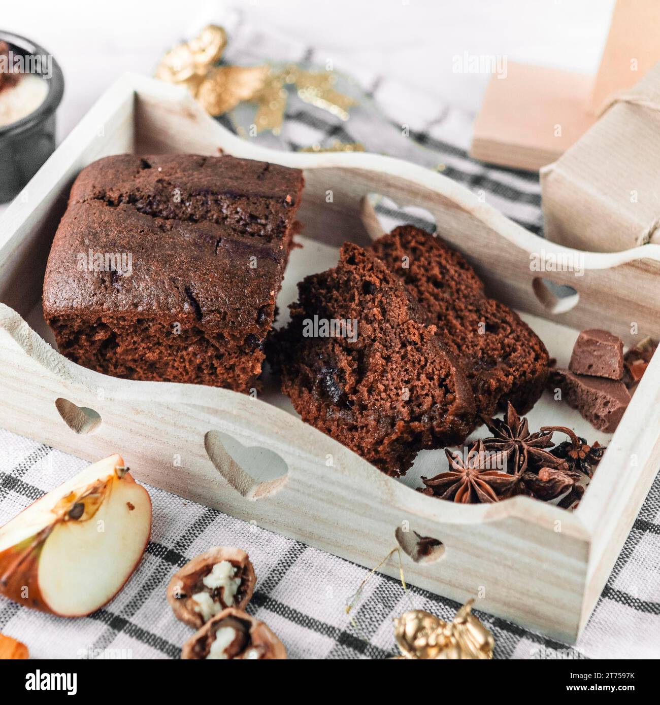 Torta di cioccolato con vassoio di cannella Foto Stock