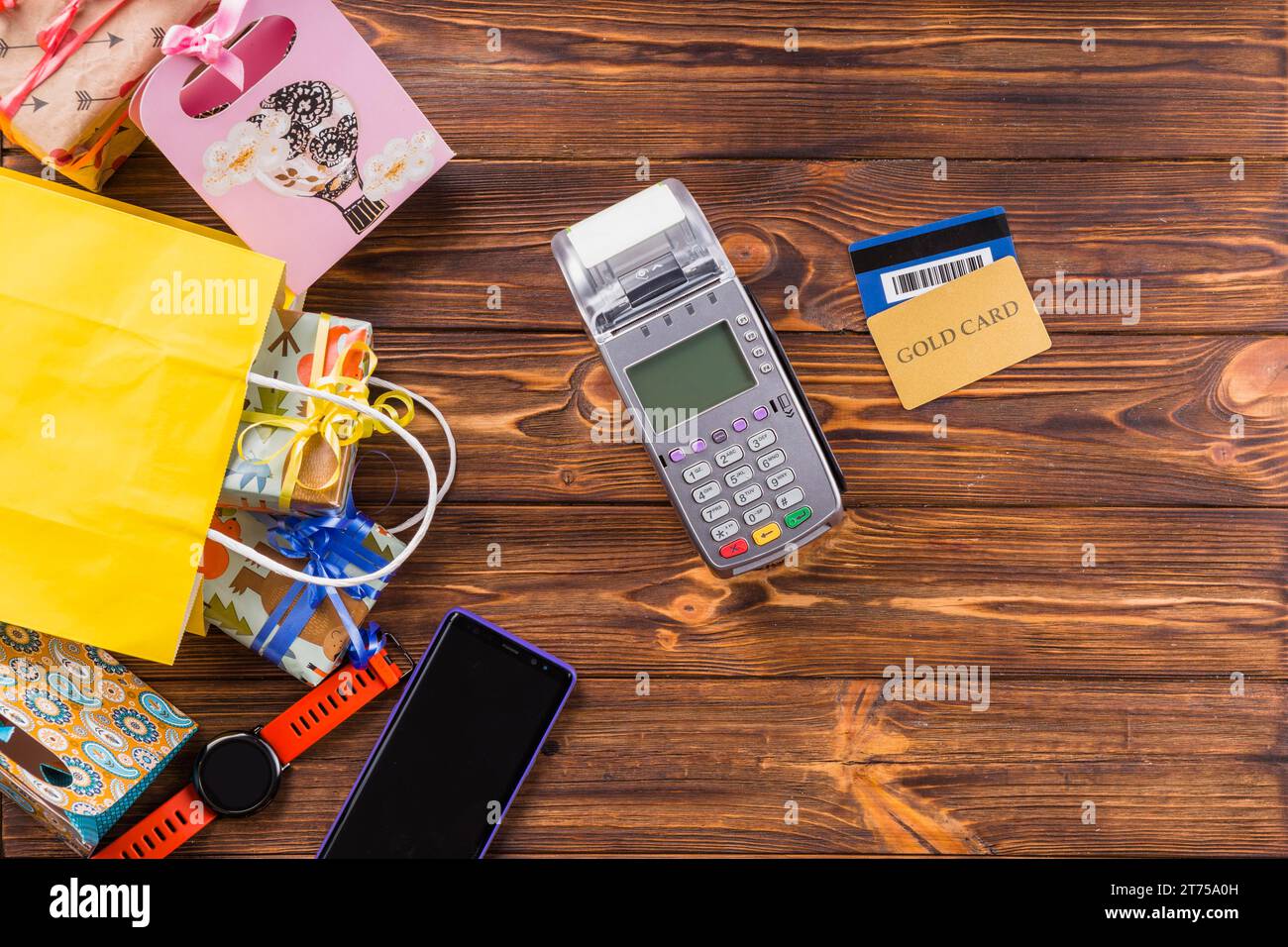 Orologio da polso in scatola, terminale di pagamento per telefono cellulare, carta di credito, tavolo in legno Foto Stock