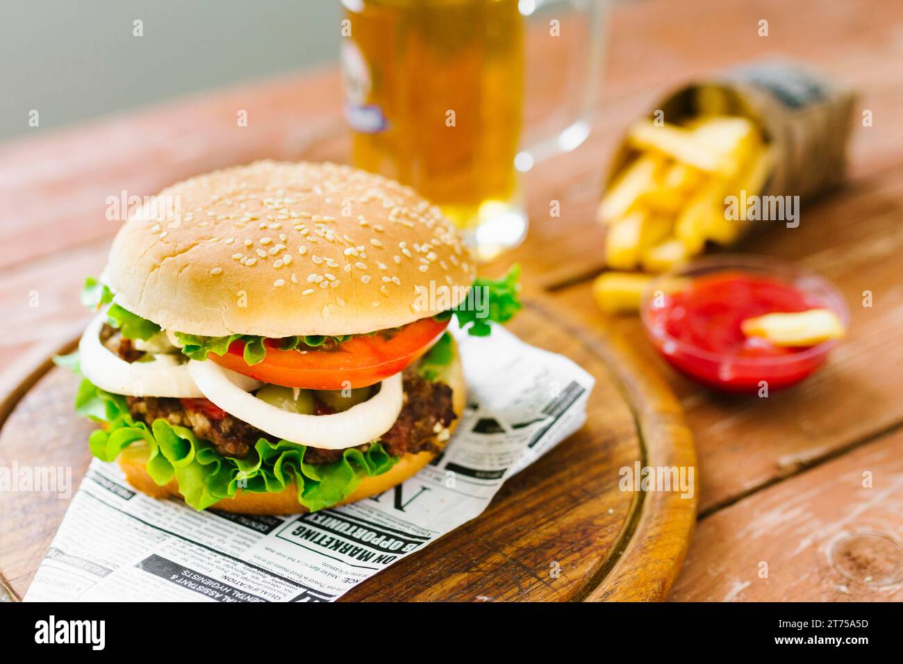 Hamburger ad angolo alto con patatine fritte in legno Foto Stock