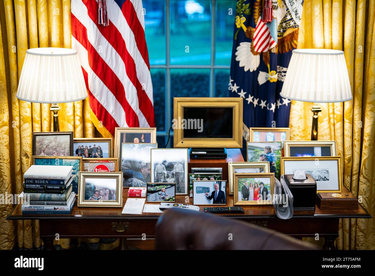 Washington, Stati Uniti. 13 novembre 2023. Le foto di famiglia del presidente Joe Biden si siedono su un tavolo dietro il Resolute Desk durante un incontro con il presidente indonesiano Joko Widodo nell'ufficio ovale della Casa Bianca a Washington, DC, lunedì 13 novembre 2023. Uno stretto alleato del presidente Joko Widodo è pronto a guidare l'esercito indonesiano, alimentando ulteriori preoccupazioni su quelle che sono viste come le mosse del leader per garantire la sua dinastia politica. Foto di al Drago/UPI Credit: UPI/Alamy Live News Foto Stock