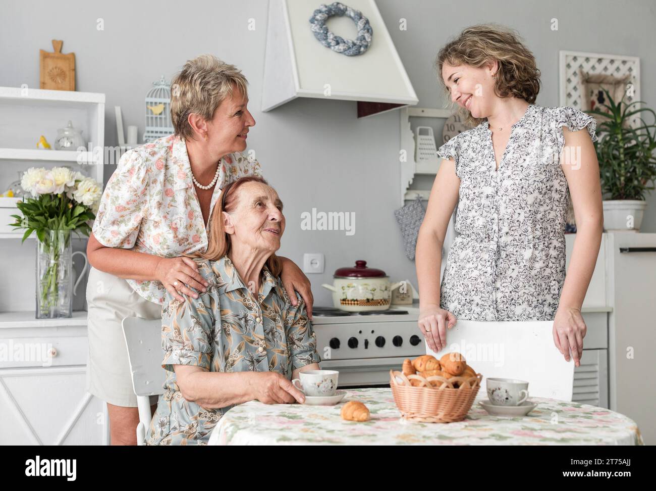 Donne di più generazioni che parlano tra loro durante la colazione Foto Stock